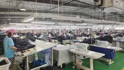 山东农村阿姨和机械臂配合,让这家羽绒服工厂销售过亿|聪明的工厂